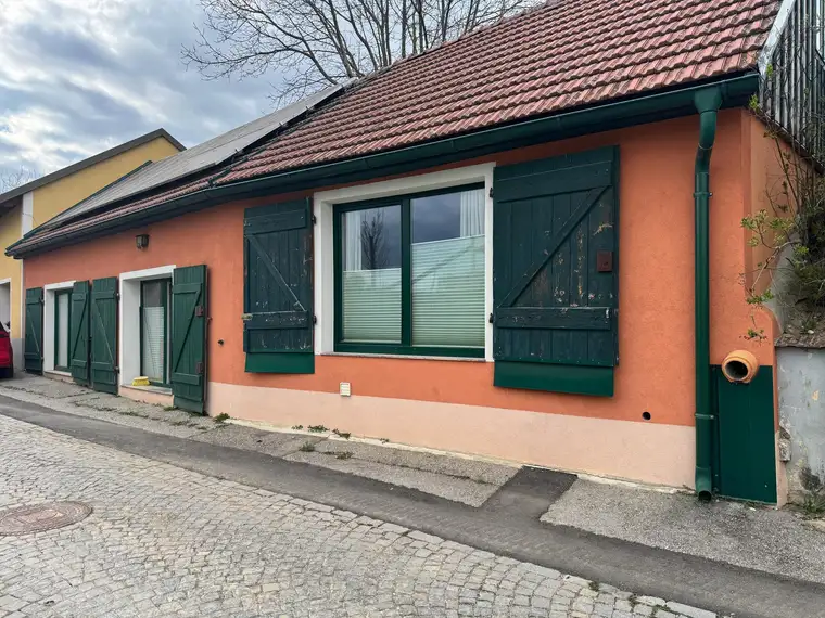Weinkeller in idyllischer Kellergasse