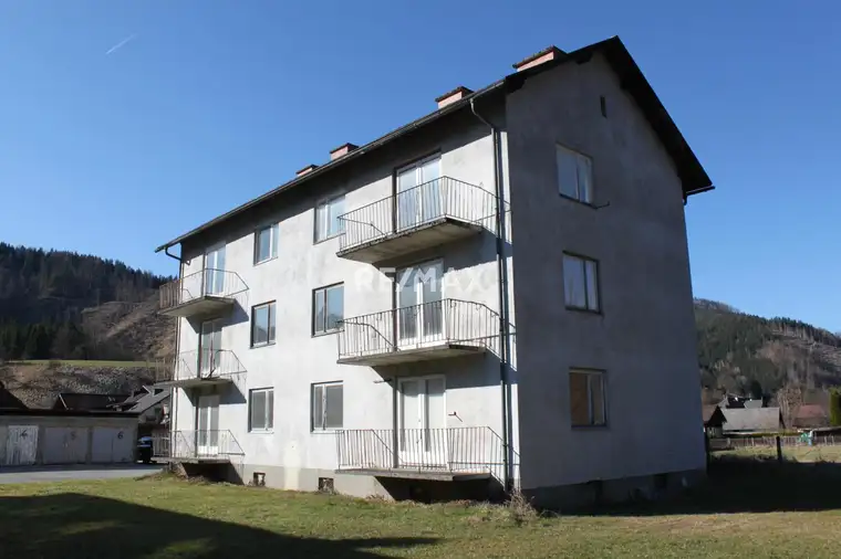 6-Familien Wohnhaus mit Garagen in wunderschöner Naturlage