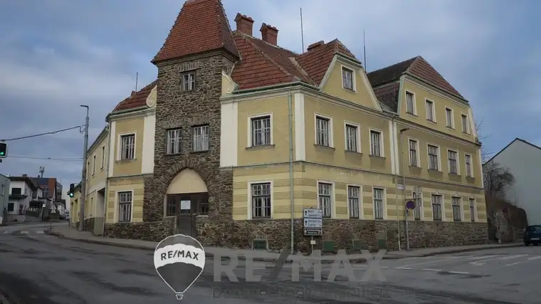 "Renovierungsbedürftiges Zinshaus plus Baugrund in Zwettl"