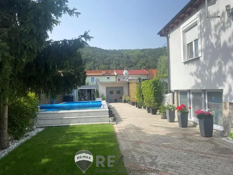 "Ein-/Zweifamilienhaus, neu renoviert, mit 2 Wohnungen (je 120m²) und Pool!"