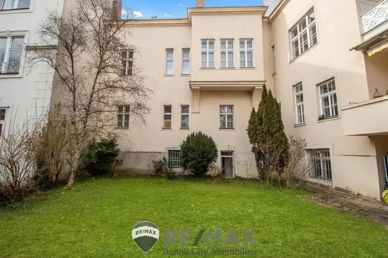 "Reihenhaus-Charme: Stilvoller Altbau mit privatem Eingang und Garten! (sanierungsbedürftig)"