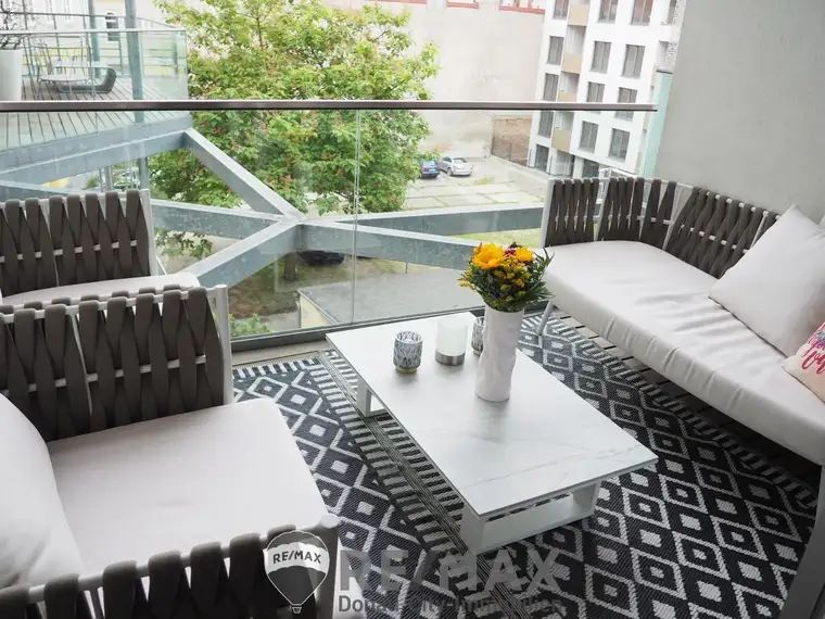 2-Zimmer mit Loggia| sanierter Altbau!