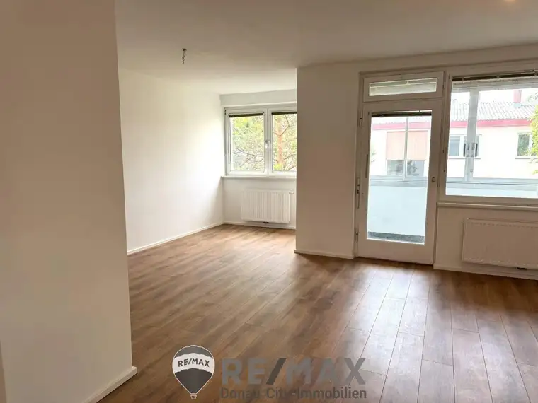 "Neu renovierte, 2-3 Zimmer - Wohnung + Loggia!"