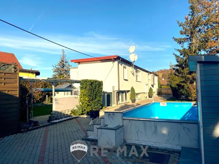 "Ein-/Zweifamilienhaus, neu renoviert, mit 2 Wohnungen (je 120m²) und Pool!"