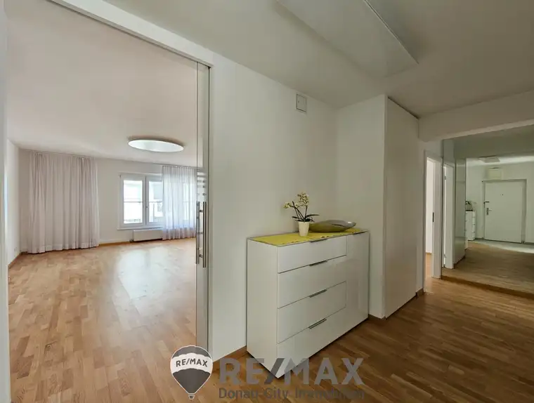 "Luxury Apartment near UNO-City"