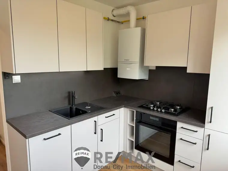 "Neu renovierte, 2 Zimmer - Wohnung + Loggia!"