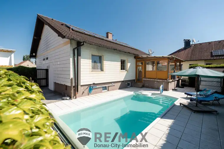 "Ihr neues Zuhause: Haus mit Pool, Wintergarten &amp; Komfort"