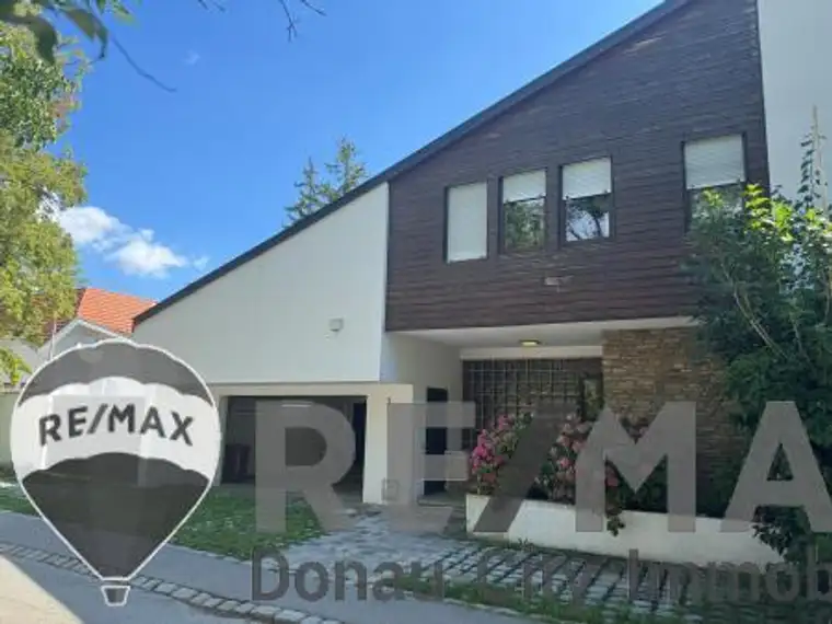 "Einfamilienhaus mit 1110m² Grund mitten im Ort!"