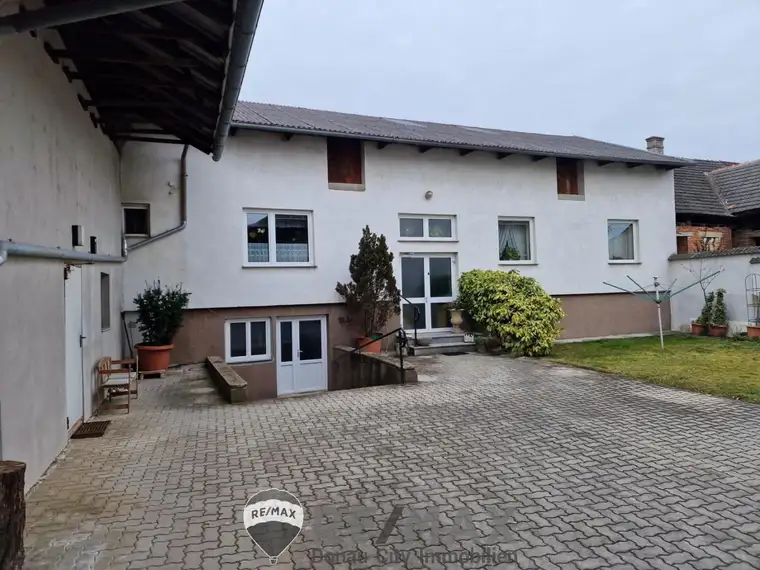 "Wohnhaus und Hallen"