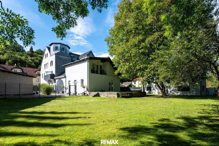 " 3-Zimmer-Wohnung mit Balkon in historischer Villa "