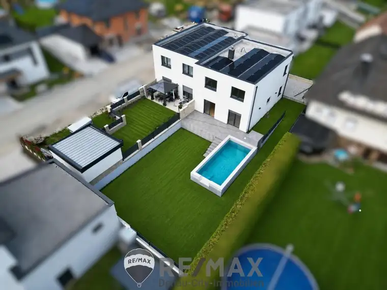 "Ihr neues Zuhause in Reichersdorf – Doppelhaushälfte mit Pool &amp; Traumgarten"