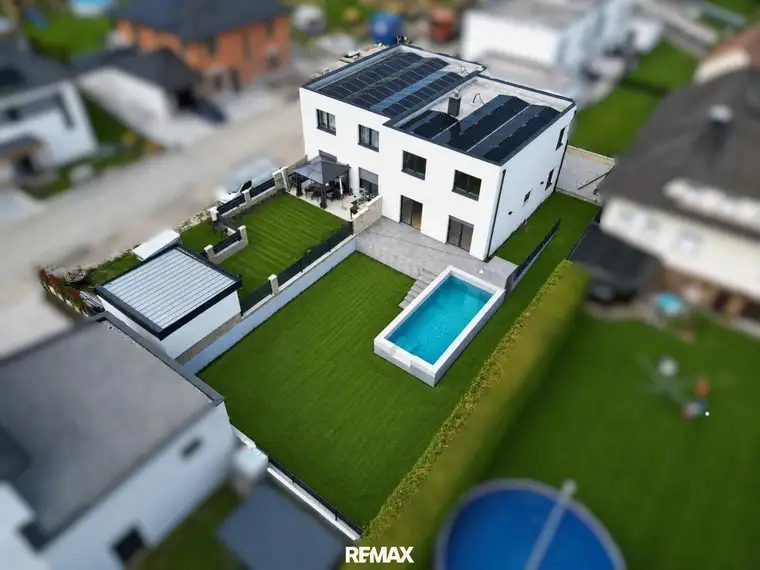 "Ihr neues Zuhause in Reichersdorf – Doppelhaushälfte mit Pool &amp; Traumgarten"