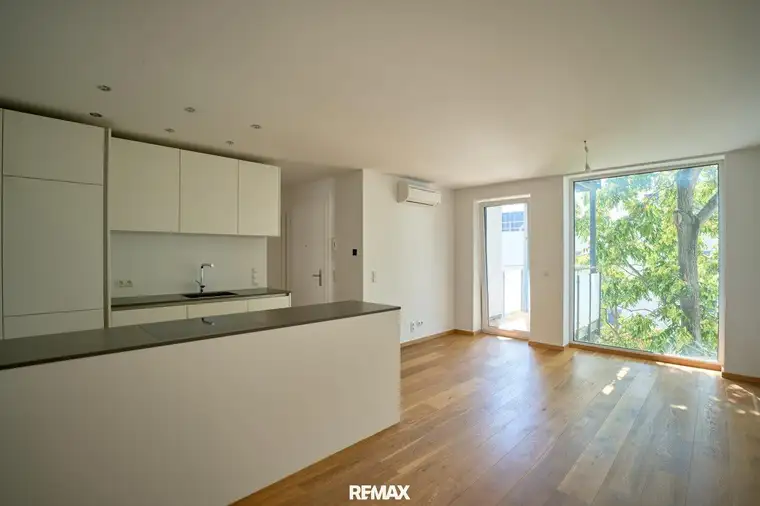 "Dachgeschoss, Balkon &amp; grüner Ausblick"