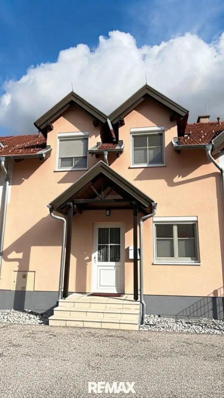 "Modernes Reihenhaus mit Pool, Keller, 2 Stellplätze&amp;Garage!"