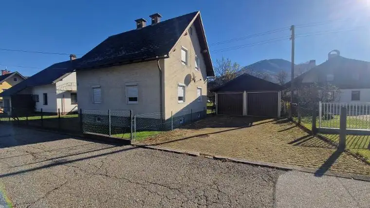 Zu kaufen ist ein charmantes Einfamilienhaus mit großem Grundstück und Doppelgarage in Ferlach