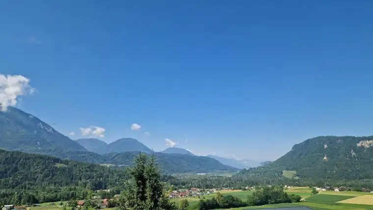 Wohnhaus( Ferienhaus) in traumhafter erhöhter Aussichtslage mit großem sonnigen Grundstück und eigener Quelle