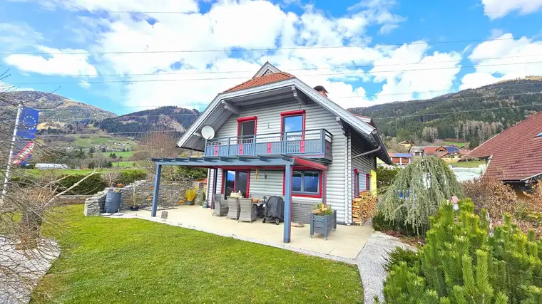 Leben im Holzblockhaus mit schönem Weitblick in Lammersdorf. 4 Zimmer, wunderschöner Garten, überdachte Terrasse und Solarenergie!