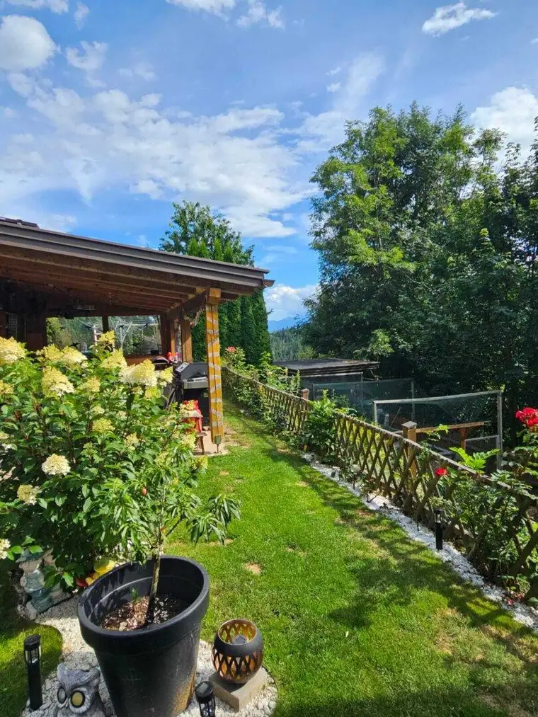 Wohnhaus + 1 HA LW in Feldkirchen / St. Urban : 5 Zimmer, Garten, Balkone, PV, tolle Aussicht ! 1 HA LW Wiese für Tierhaltung Pferde, mit Stall für Schafe, Ziegen, Hühner