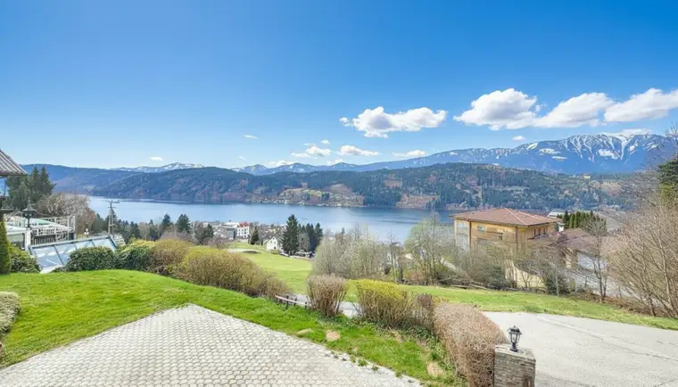 Wohnen mit Seeblick: Charmantes Sanierungsobjekt in Millstatt am See auf ca. 155 m².