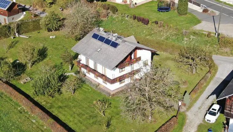 Sonnenplateau Köstenberg - Wohnhaus mit Stallgebäude und Wiesen