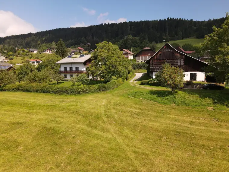 Sonnenplateau Köstenberg - Wohnhaus mit Stallgebäude und Wiesen