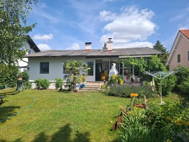 Siedlung Maria Theresia/Eggendorf: Wunderschöner Bungalow mit Keller, Garage, tollem Wintergarten und großem Garten mit traumhafter Aussicht