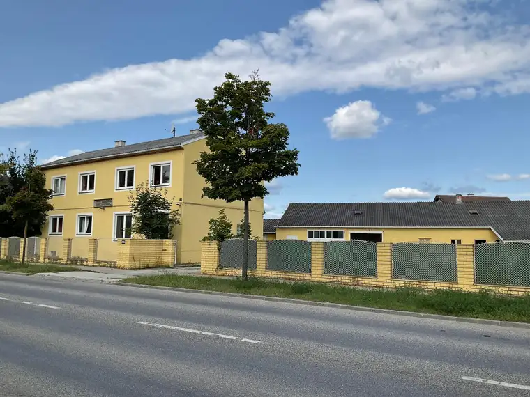 Wiener Neustadt: Mehrfamilienhaus mit einigen Garagen auf einem großen Baugrundstück