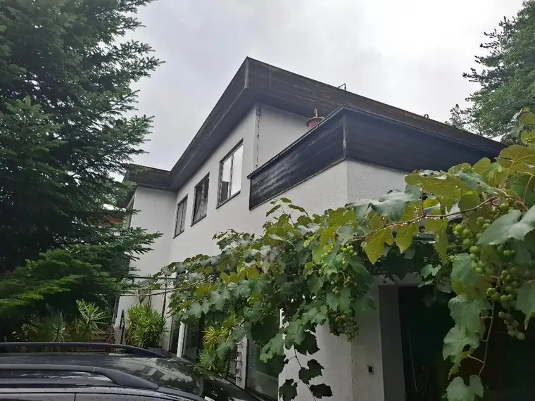 Grafenbach/St. Valentin: Exklusives großes Haus mit Indoor-Schwimmhalle, vielen Terrassen und parkähnlichem Grundstück mit traumhaftem Fernblick