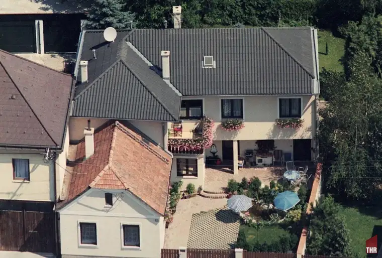 Zweifamilienhaus bzw. Wohnen und Arbeiten mit getrennten Eingängen !