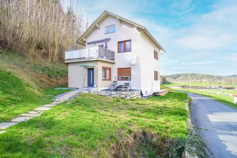 Liebevoll renoviertes Wohnhaus in erhöhter Dorfrandlage