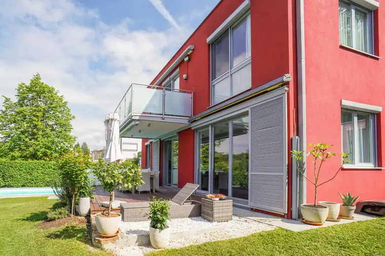 Graz - Waltendorf: Exklusives Architektenhaus in erhöhter Stadtrandlage mit Salzwasserpool und Ausblick