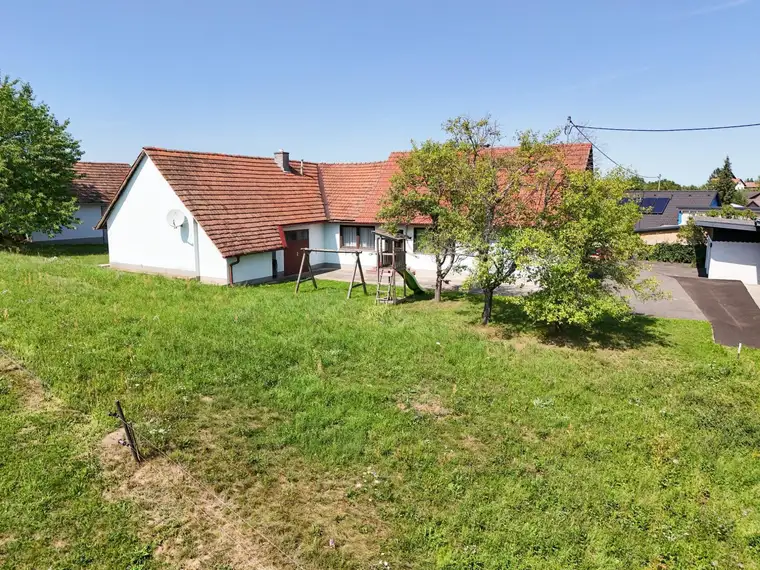 Gepflegtes Einfamilienhaus mit Nebengebäude in sonniger Ruhelage