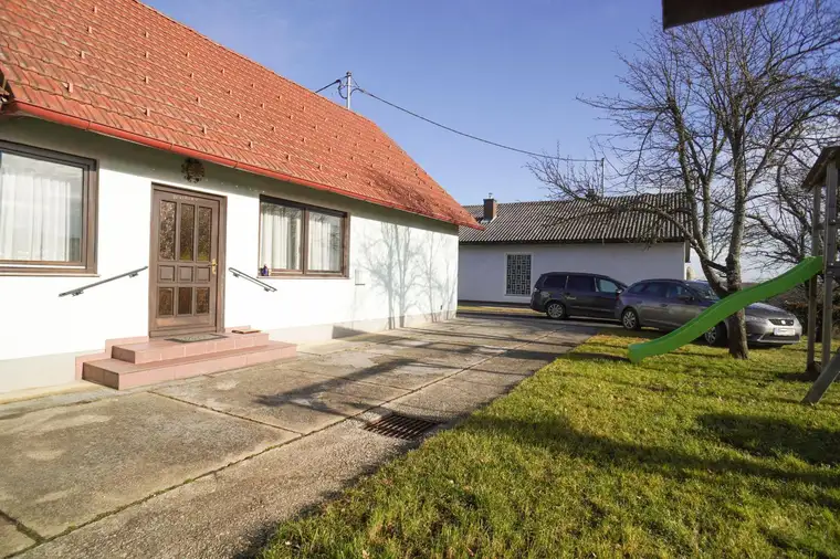 Gepflegtes Einfamilienhaus mit Nebengebäude in sonniger Ruhelage