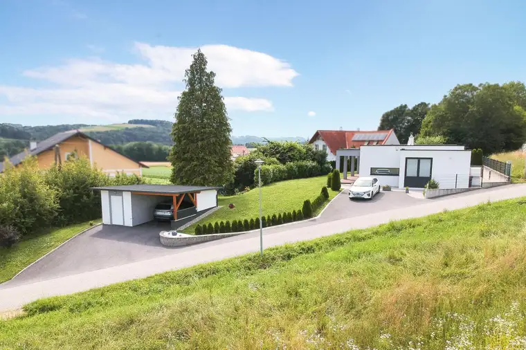 Nähe Söchau: Modernes Wohnhaus mit kleinem Nebengebäude in schöner, erhöhter Lage