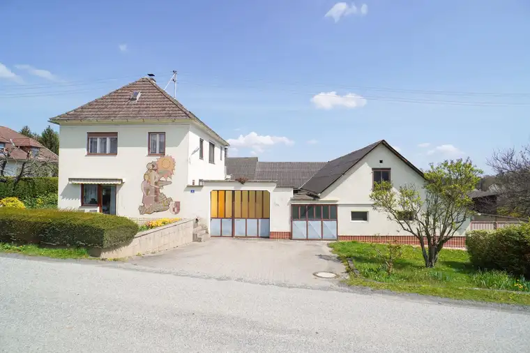 Geräumiges Wohnhaus in ruhiger Ortsrandlage mit 2.788m² Grund im Südburgenland