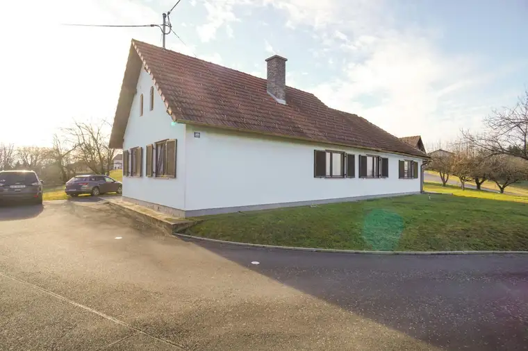Gepflegtes Einfamilienhaus mit Nebengebäude in sonniger Ruhelage