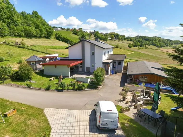 Jennersdorfer Hügelland: Idyllisch gelegenes Wohnhaus in ruhiger Lage mit ca. 5.500 m² Grund ohne direkte Nachbarn