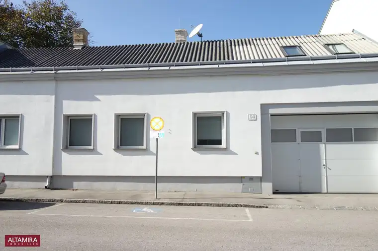 Top-Rendite: Wohnhaus mit Garten und großer Garage, ruhige Lage im Zehnerviertel