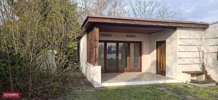 Badehäuser in allen Himmelsrichtungen, renovierungsbedürftig, Mietgrund