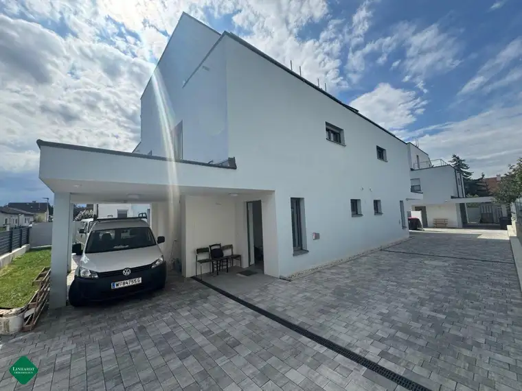 Moderne Doppelhaushälfte mit Garten an der Stadtgrenze zu Wien