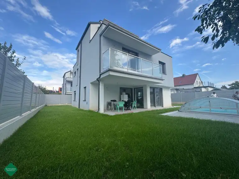 ​​​​​​​Modernes Neubau-Haus mit Pool