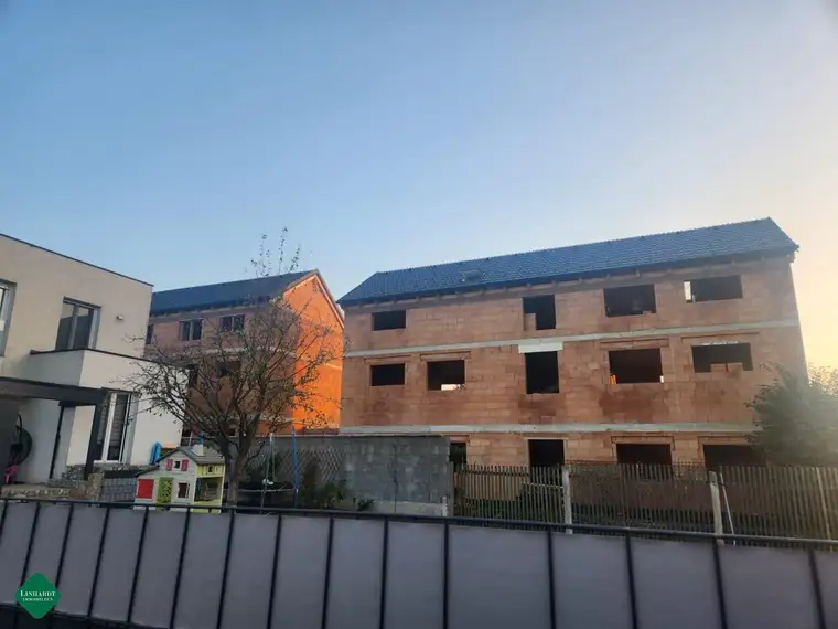 Zwei Häuser im Rohbauzustand in der Nähe der S1.