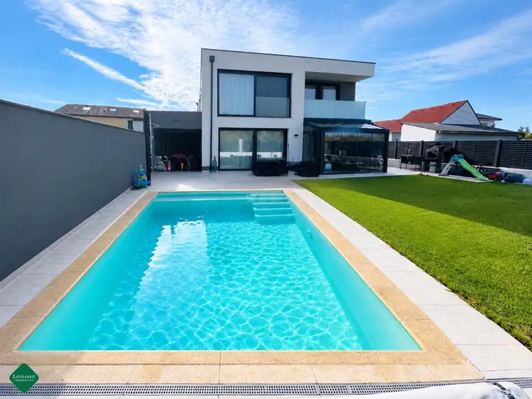 Traumvilla- Exklusives Wohnen mit Pool und Wintergarten