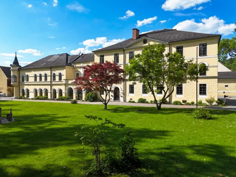 Land &amp; Gut: Schloss Bergheim - Gutshof, Schule, Internat …