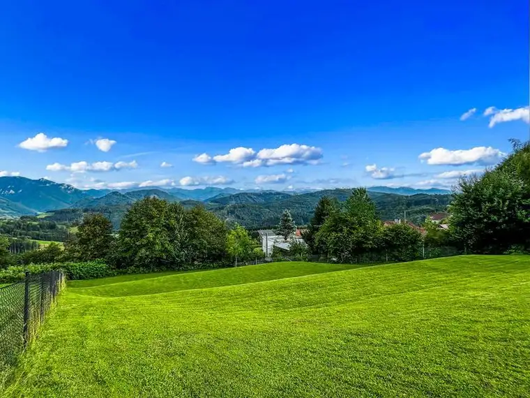 Traumhaftes Grundstück mit traumhaftem Berg-Panorama.