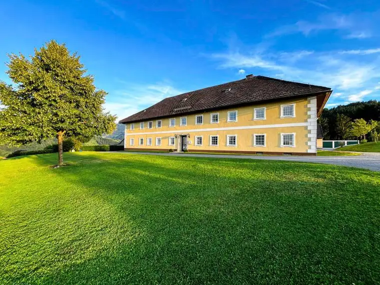 Land &amp; Gut: Historischer Vierkanthof in Allein- &amp; Aussichtslage