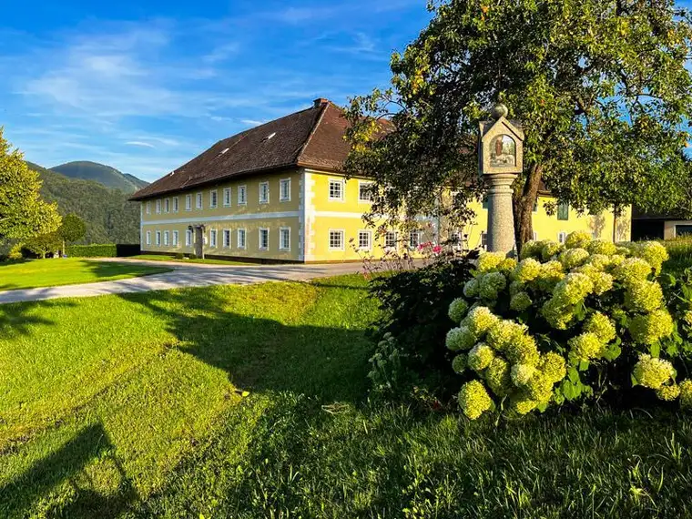 Land &amp; Gut: Historischer Vierkanthof in Allein- &amp; Aussichtslage