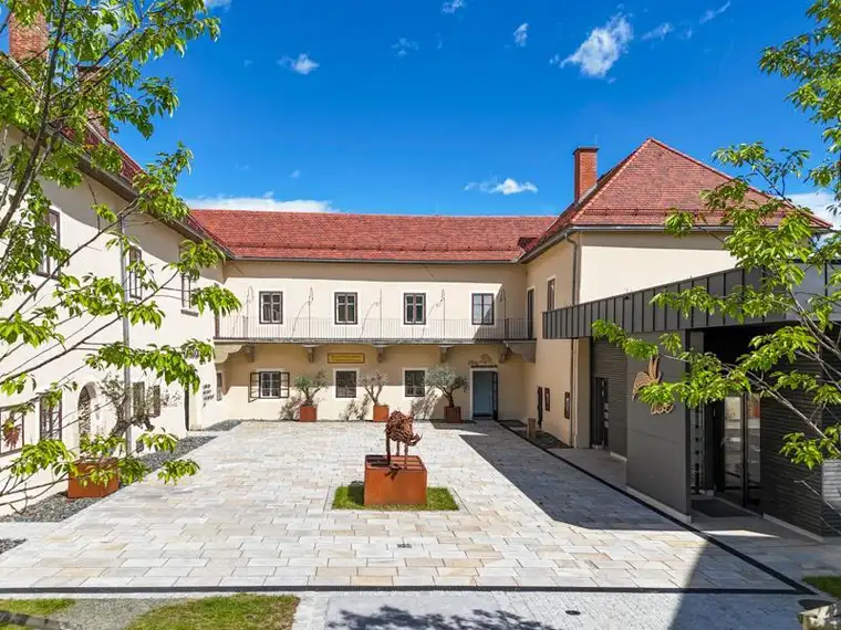 Land &amp; Gut: Arrondierte Allein- &amp; Aussichtslage - Schloss Kolhof.