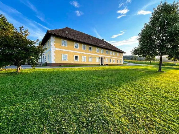 Land &amp; Gut: Historischer Vierkanthof in Allein- &amp; Aussichtslage