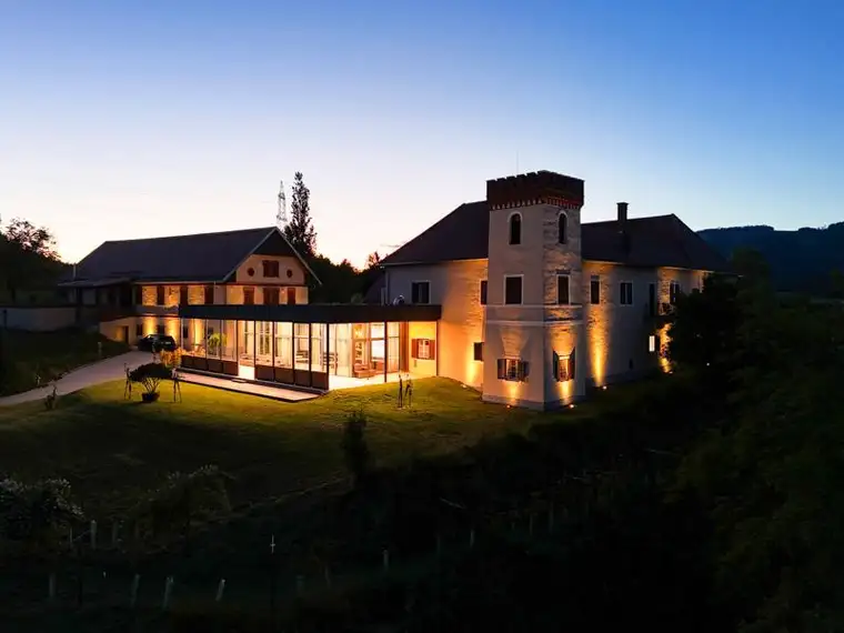 Land &amp; Gut: Arrondierte Allein- &amp; Aussichtslage - Schloss Kolhof.